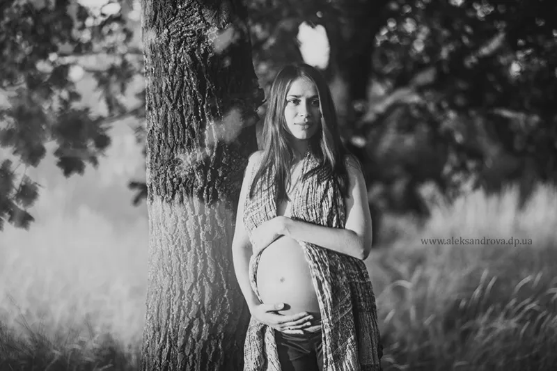 Black and white maternity portrait under a tree